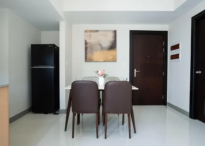 Uptown Parksuites Upscale Spacious Cor Unit Balcony And Views 公寓